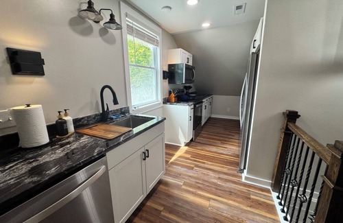 Lebanon Casa | Spacious, Modern & Convenient Retreat in Historic Lebanon, TN, Sleeps 12