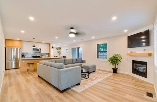 Crystal Beach Casa | Spacious modern cottage steps from beach