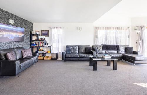 Wellington Casa | Spacious modern executive home