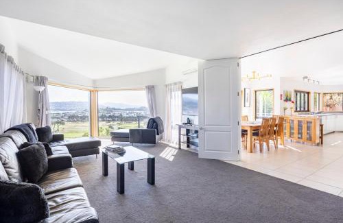 Wellington Casa | Spacious modern executive home