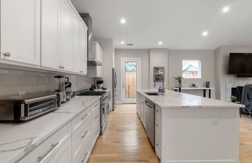 Dallas Casa | Spacious Modern Family Home