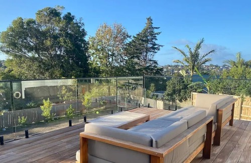 Titirangi Casa | Spacious Modern Family Home