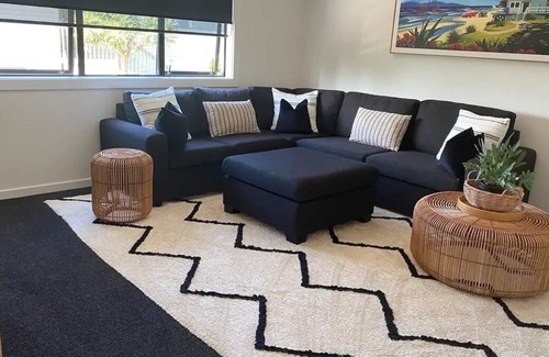 Titirangi Casa | Spacious Modern Family Home