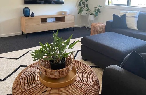 Titirangi Casa | Spacious Modern Family Home