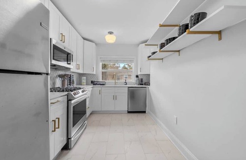 Riverside Heights Casa | Spacious Modern Farmhouse w Private Patio ans BBQ