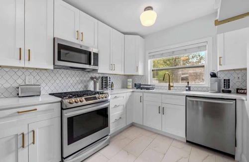 Riverside Heights Casa | Spacious Modern Farmhouse w Private Patio ans BBQ