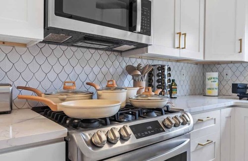 Riverside Heights Casa | Spacious Modern Farmhouse w Private Patio ans BBQ