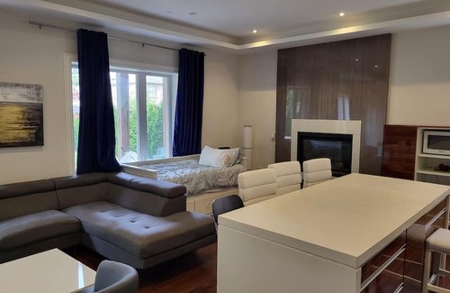 Willowdale Apartamento | Spacious Modern Grand Floor 1, 2 or 3 bedroom (Unit Depending on the number of guests)