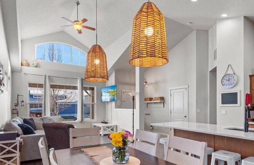 Coeur d'Alene Casa | Spacious Modern Home—Fire Pit, Basketball Hoop, Pop-A-Shot & Kids' Toys for Family Fun!