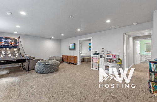 Coeur d'Alene Casa | Spacious Modern Home—Fire Pit, Basketball Hoop, Pop-A-Shot & Kids' Toys for Family Fun!
