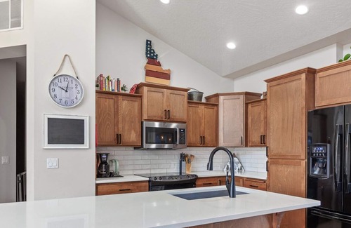 Coeur d'Alene Casa | Spacious Modern Home—Fire Pit, Basketball Hoop, Pop-A-Shot & Kids' Toys for Family Fun!