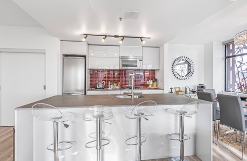 Gastown Condominio | Spacious Modern High-Rise with Ocean & City Views
