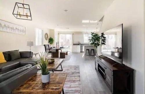 Fontana Casa | Spacious Modern Home near Sierra Lakes Golf Course