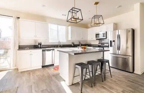 Fontana Casa | Spacious Modern Home near Sierra Lakes Golf Course
