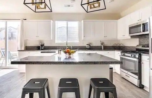 Fontana Casa | Spacious Modern Home near Sierra Lakes Golf Course