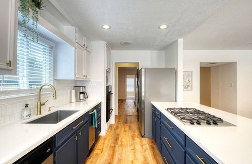 McNeil Casa | Spacious Modern Home| Pvt Pool | Free WIFI |5 Min. to Domain| 15 min to Downtown