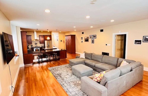 South Side Flats Casa | Spacious Modern Home Rooftop Deck
