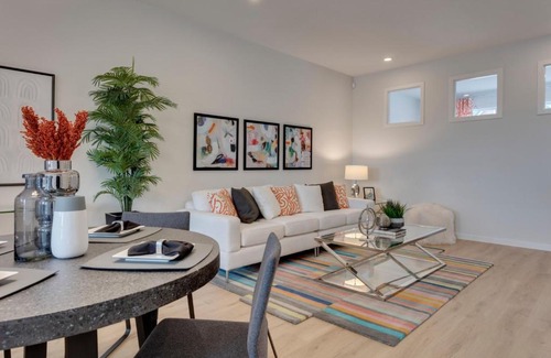 Southeast Calgary Casa | Spacious Modern Home With King Bed & Office