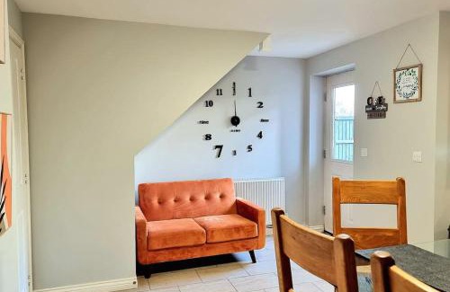 Birstall Casa | Spacious Modern House with Great Transport Links and Long Stay Discounts