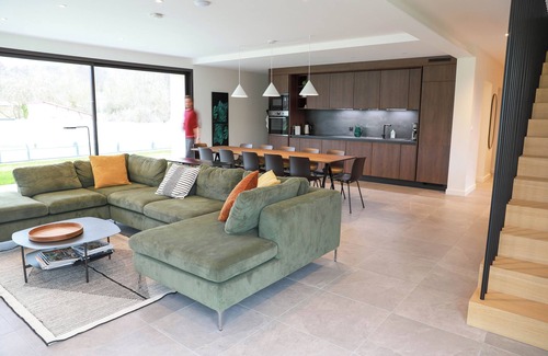 Cuchery Casa | Spacious Modern House with Private Pool & Garden – Perfect for 12 Guests