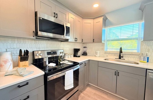 Lockhart Casa | Spacious Modern, King bed, Game room & more
