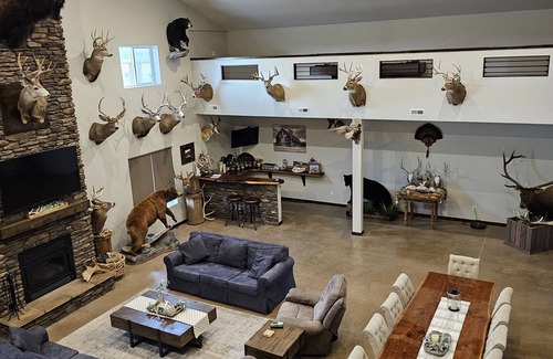 Grand Island Cabina | Spacious modern lodge outside of city
