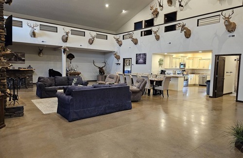 Grand Island Cabina | Spacious modern lodge outside of city