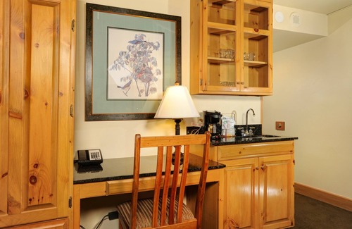 Lakeside Village Apartamento | Spacious + Modern Mountain Room