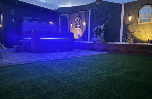 Sherwood Forest Casa | Spacious, Modern & Quiet Bungalow with hot tub