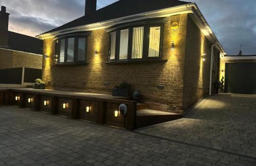 Sherwood Forest Casa | Spacious, Modern & Quiet Bungalow with hot tub