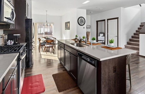 Highline Casa | Spacious Modern Quiet Home Minutes From Sea-Tac! (Pet-Friendly!)