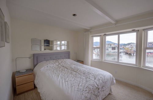 Bay Area Alquiler De Eote | Spacious modern Sausalito Houseboat just minutes from San Francisco.