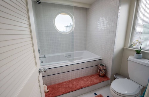 Bay Area Alquiler De Eote | Spacious modern Sausalito Houseboat just minutes from San Francisco.