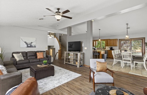 Huron Casa | Spacious Modern Farmhouse - Pickleball Court & near Beach!