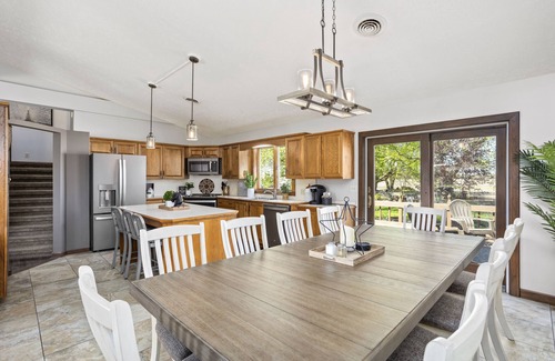 Huron Casa | Spacious Modern Farmhouse - Pickleball Court & near Beach!
