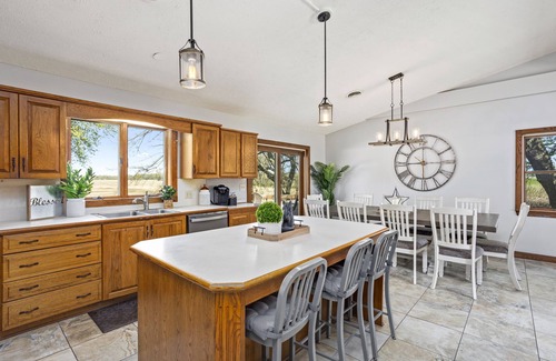 Huron Casa | Spacious Modern Farmhouse - Pickleball Court & near Beach!