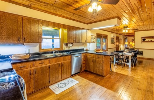 Franklin Cabina | Spacious mountain getaway with game room, hot tub, fireplace & washer/dryer