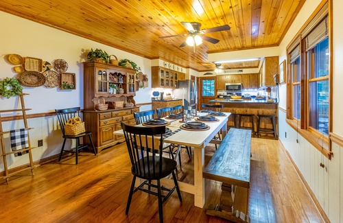 Franklin Cabina | Spacious mountain getaway with game room, hot tub, fireplace & washer/dryer