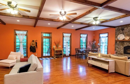 Almond Condominio | Spacious Mountain Retreat w/ Stunning Views near Bryson City and Fontana Lake