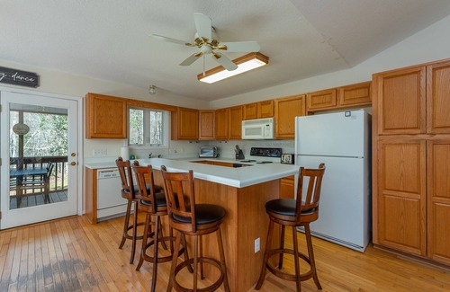 Burnsville Cabina | Spacious Mtn Getaway~Fire Pit+Grill, WiFi, Private, Mins to Downtown Burnsville!