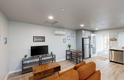 Florence Condominio | Spacious multi-unit coastal getaway, close to the river and downtown, with WiFi