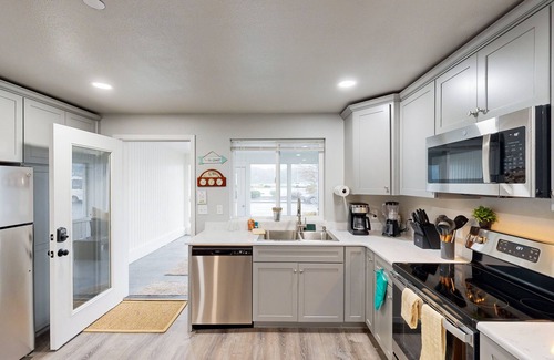 Florence Condominio | Spacious multi-unit coastal getaway, close to the river and downtown, with WiFi