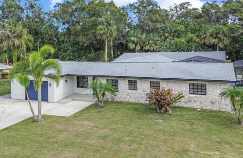 Vero Beach Casa | Spacious Multi-Unit 8-bedroom house with AC and WiFi in delightful Vero Beach