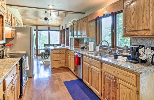 Murphy Cabina | Spacious Murphy Cabin w/ Fireplace + Large Deck!