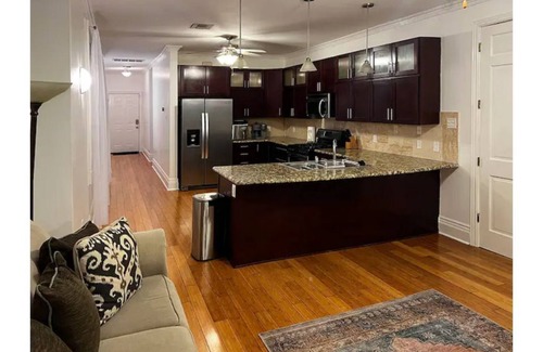 Broadmoor Condominio | Spacious Napoleon Ave Condo (Gold)