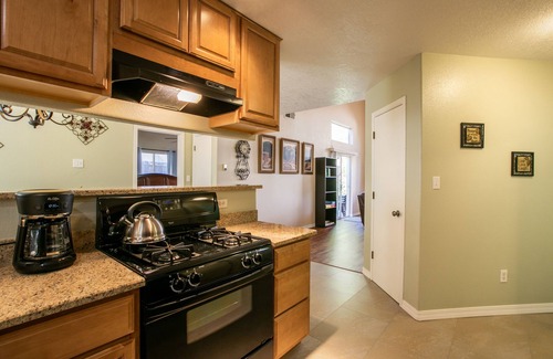 Nor Este Casa | Acogedor 4 BR con bañera de hidromasaje: cerca del casino, golf, I-25, restaurantes y entretenimiento