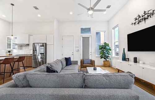Austin Casa | Spacious, Near Downtown & Mueller | Urban Elegance