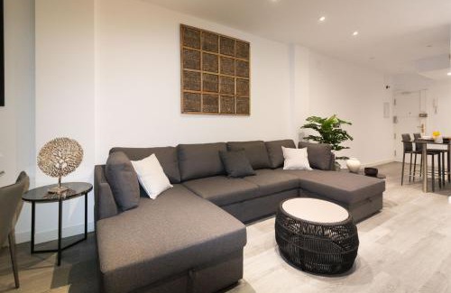 Sants-Montjuic Apartamento | Spacious New and Renovated Apartment in Plaza España with Stunning Terrace-Garden and Exquisite Decoration