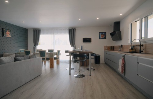 Pont-du-Chateau Villa | SPACIOUS NEW CONTEMPORARY VILLA