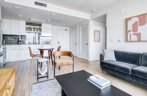 Downtown Oakland Apartamento | Spacious Oakland 1BR w/ AC, W/D, Sky Deck, next to BART, by Blueground